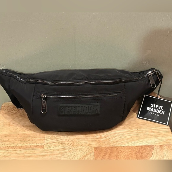 STEVE MADDEN BLACK BPLAZZA TRAVEL SLING BAG WITH LOGO PLATE NWTS - Picture 1 of 8